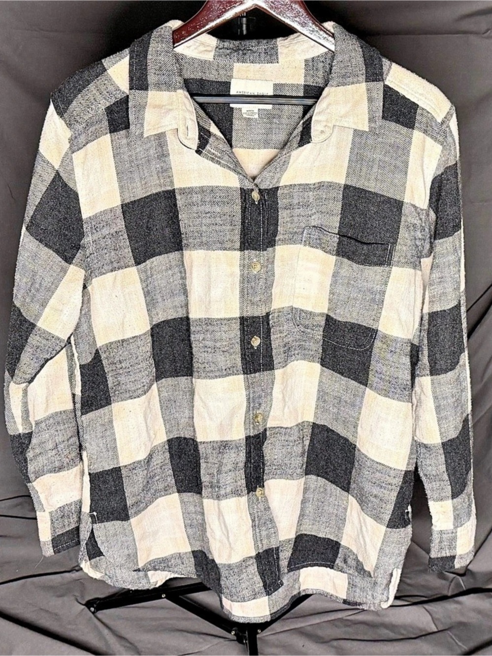 American Eagle Plaid Button Down Shirt in Black & Cream Size M Flannel